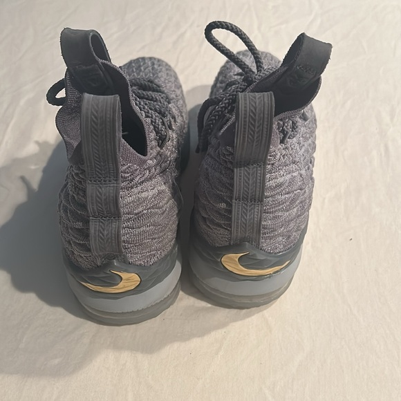 Nike LeBron 15 “City Edition” Wolf Grey/Metallic Gold Size Men 4 Youth Like new - Picture 11 of 16